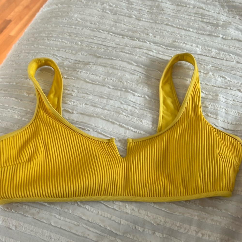Hollister women’s bikini top size M